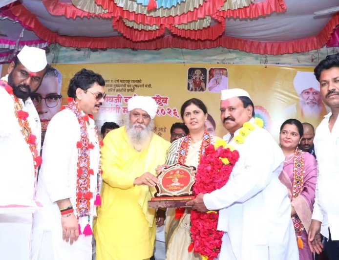 स्व. वसंतराव नाईक यांच्या जयंतीनिमित्त शिरसाळ्यात अभिवादन; पंकजा मुंडे व धनंजय मुंडे यांची उपस्थिती