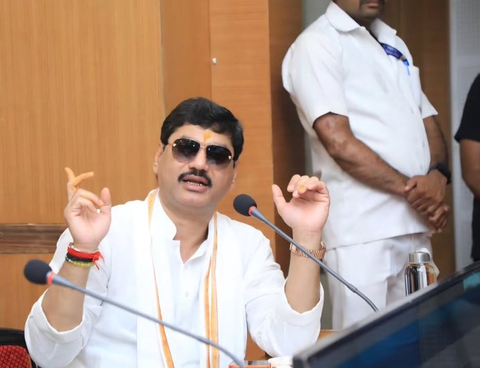बीडमधील पत्रकार परिषदेत धनंजय मुंडे यांच्या भूमिकेवरून राजकीय वातावरण तापले