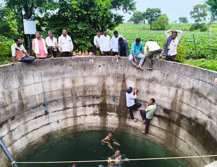 ताकतोडा येथे विविध मागण्यांसाठी शेतकऱ्यांचे जलसमाधी आंदोलन; कृषी अधिकाऱ्यांच्या पूर्णवेळ उपस्थितीसह बोगस खत-पेस्टिसाइड कंपन्यांवर कारवाईची मागणी