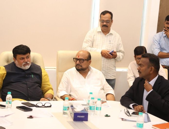 जळगाव जिल्ह्यातील औद्योगिक विकासाला गती देऊन प्रलंबित कामे तात्काळ मार्गी लावा – उद्योगमंत्री डॉ. उदय सामंत