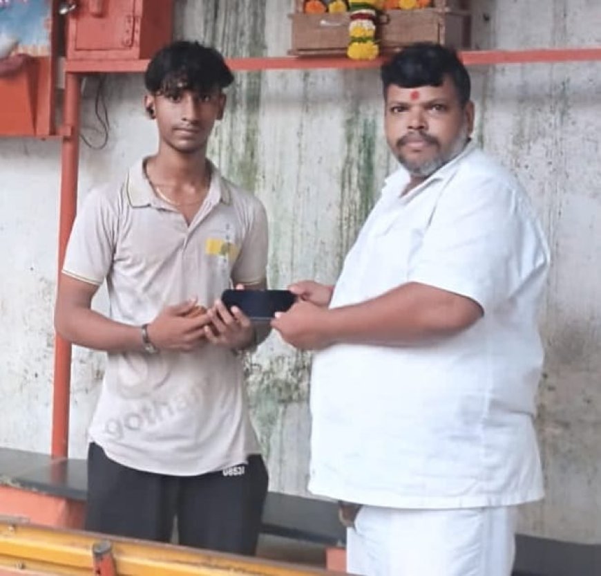 प्रवाशाचा हरवलेला मोबाईल रिक्षाचालकाने सुखरूप परत केला; प्रामाणिकपणाचे आदर्श उदाहरण