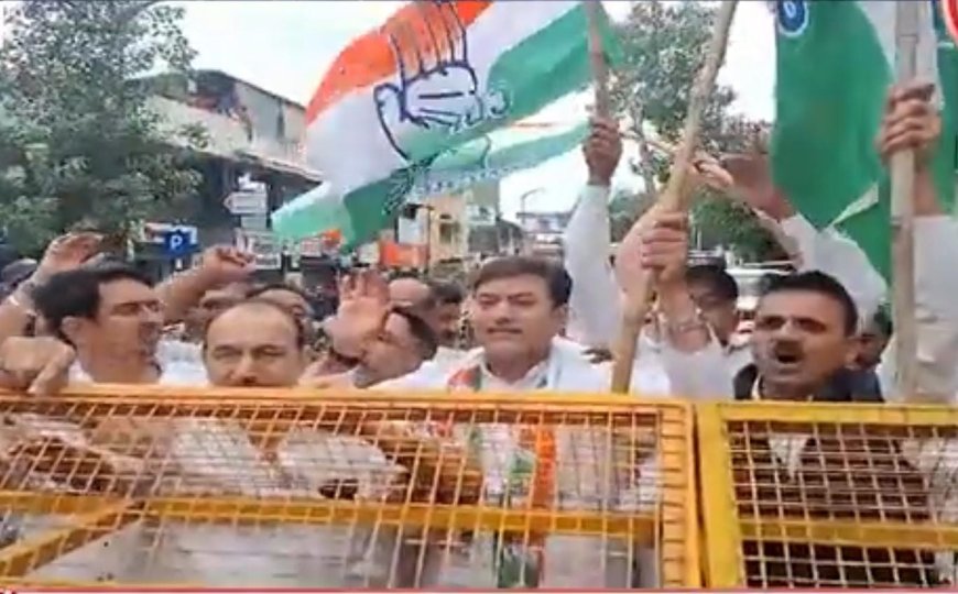गुंगी गुडिया’ वक्तव्यावरून नाशिकमध्ये राष्ट्रवादी-काँग्रेस कार्यकर्ते आमने-सामने; जोरदार घोषणाबाजी आणि पोस्टरबाजी