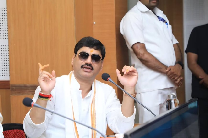 बीडमधील पत्रकार परिषदेत धनंजय मुंडे यांच्या भूमिकेवरून राजकीय वातावरण तापले