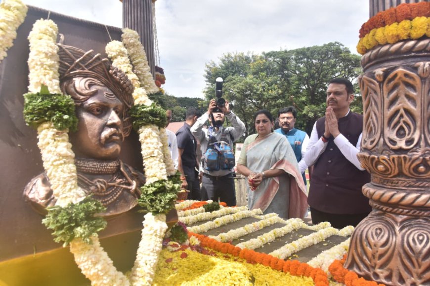 मुख्यमंत्री देवेंद्र फडणवीस यांनी घेतले राजर्षी छत्रपती शाहू महाराजांच्या समाधीचे दर्शन