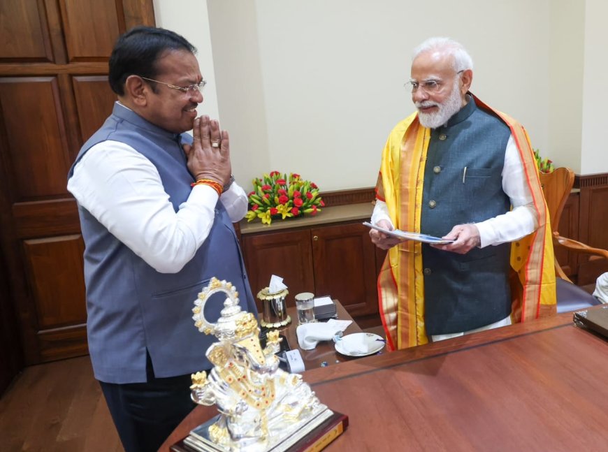विकासकामांचा बारावा वार्षिक अहवाल पंतप्रधान नरेंद्र मोदी यांना सादर; खासदार श्रीरंग बारणे यांना सोशल मीडियाच्या प्रभावी वापराचा सल्ला