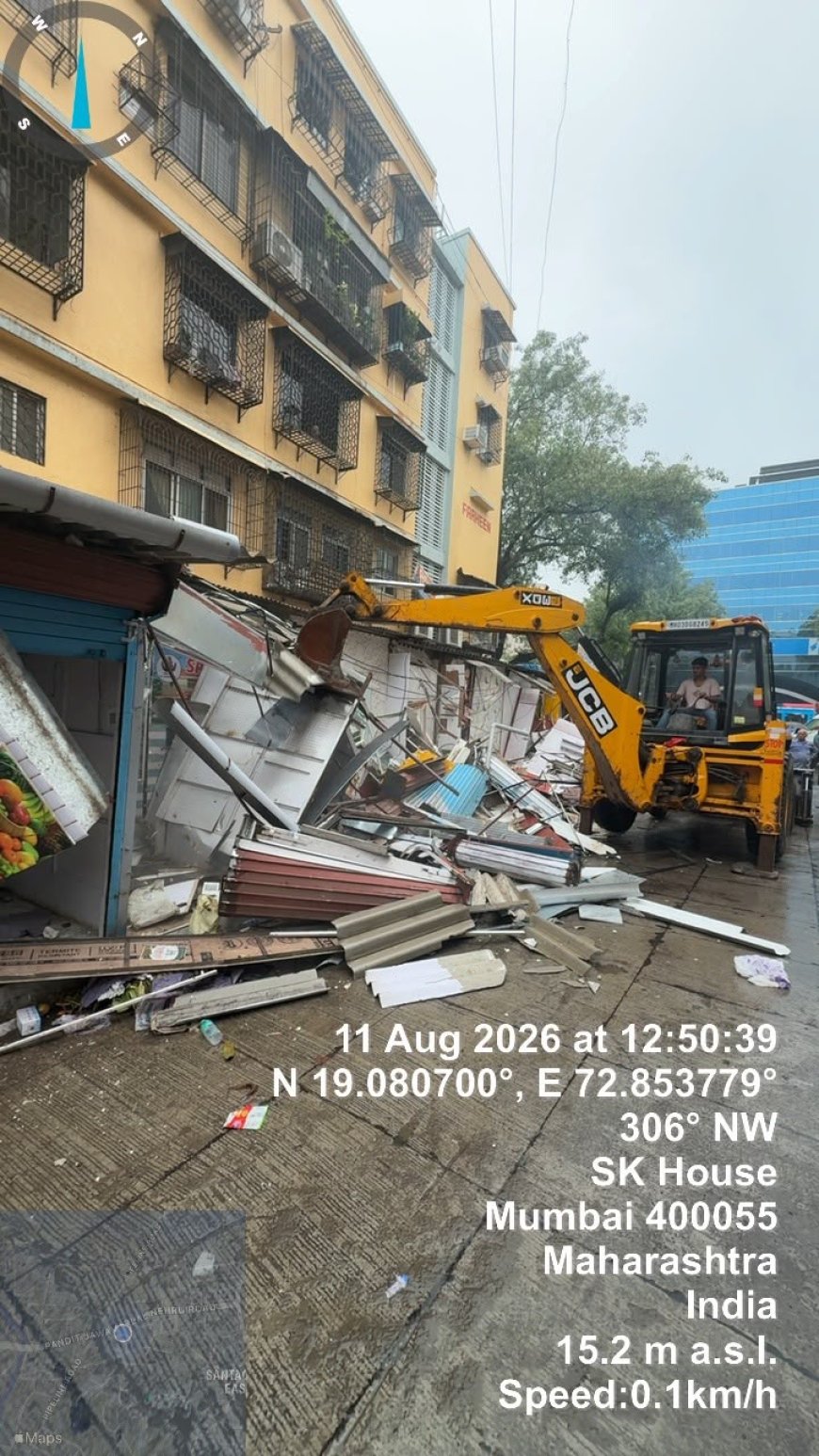 वाकोला परिसरातील पदपथांवरील ३७ अनधिकृत दुकानांवर निष्कासनाची कारवाई; ‘पादचारी प्रथम’ अभियानांतर्गत महापालिकेचा दणका