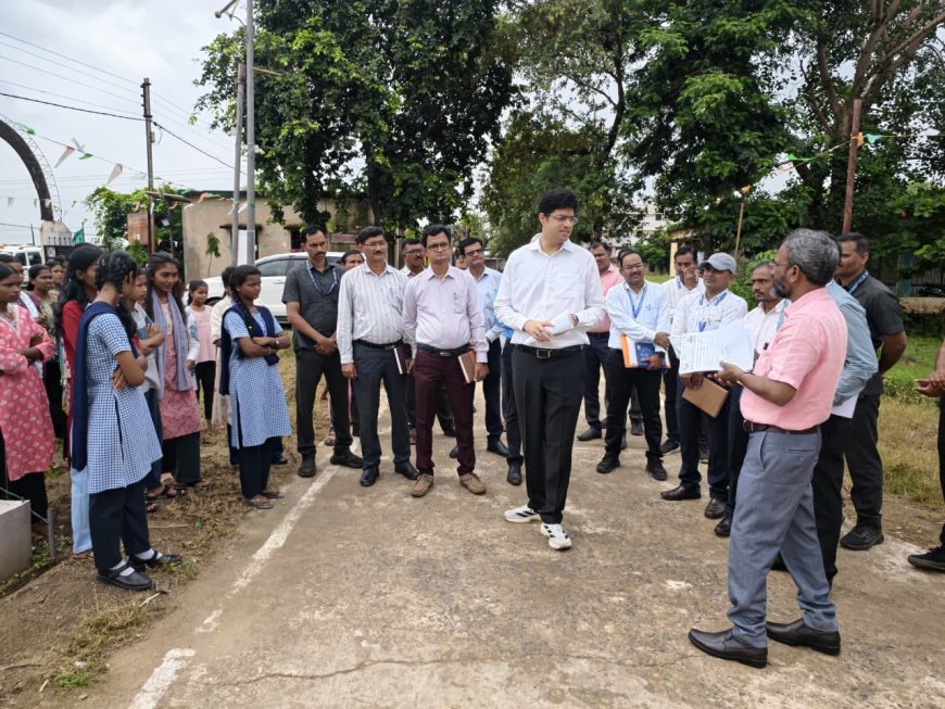 खमंचेरू आश्रमशाळेला जिल्हाधिकाऱ्यांची अचानक भेट; विद्यार्थ्यांशी साधला थेट संवाद
