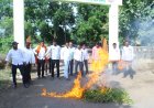 हिंगोलीत दुष्काळ जाहीर करण्याच्या मागणीसाठी वाळलेल्या सोयाबीनची होळी; हेक्टरी ५० हजार रुपयांच्या मदतीची मागणी