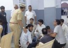 शांतता समितीच्या बैठकीत आसनव्यवस्थेचा अभाव; युवा पत्रकारांची ‘गांधीगिरी’ चर्चेचा विषय