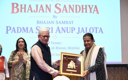 जन्माष्टमी निमित्त लोकभवनमध्ये भक्तिरसाची बरसात; अनुप जलोटा यांच्या भजनांनी दरबार हॉल मंत्रमुग्ध