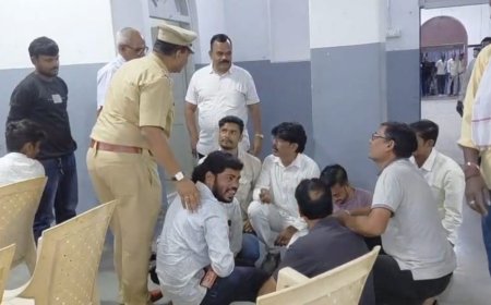 शांतता समितीच्या बैठकीत आसनव्यवस्थेचा अभाव; युवा पत्रकारांची ‘गांधीगिरी’ चर्चेचा विषय