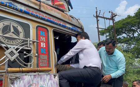 पिंपळगावजवळ दोन ट्रकचा अपघात; गिरीश महाजनांनी ताफा थांबवून जखमींना केली मदत