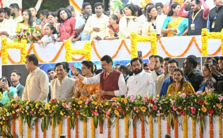गिरगाव चौपाटीवर गणरायाला मान्यवरांकडून पुष्पवृष्टी; ‘कुबुद्धीचे विसर्जन होऊन सर्वांना सुबुद्धी येवो’ – मुख्यमंत्री देवेंद्र फडणवीस