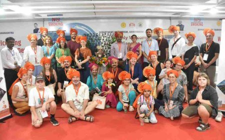 आंतरराष्ट्रीय पर्यटकांचा गणेश विसर्जन सोहळ्यात उत्साहाने सहभाग; गिरगाव चौपाटीवर अनुभवली महाराष्ट्राच्या संस्कृतीची जादू