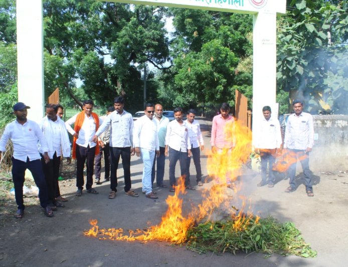 हिंगोलीत दुष्काळ जाहीर करण्याच्या मागणीसाठी वाळलेल्या सोयाबीनची होळी; हेक्टरी ५० हजार रुपयांच्या मदतीची मागणी
