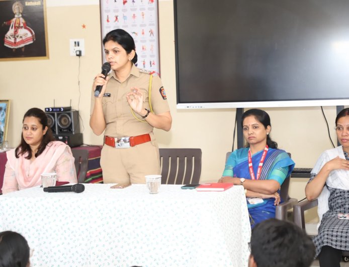 बालकांनी सोशल मीडियाचा वापर टाळावा; संकटसमयी ११२ व १०९८ क्रमांकावर संपर्क साधण्याचे आवाहन