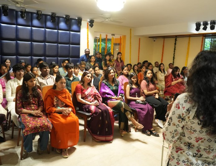 स्नेहआशा फाउंडेशनच्या विद्यार्थ्यांसोबत सिद्धी चौहान जयस्वाल यांनी साजरा केला गणेशोत्सव