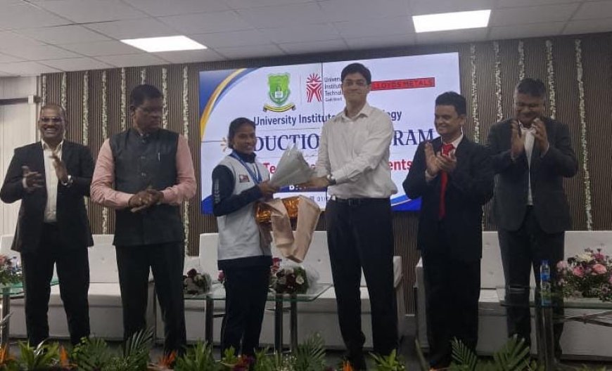 युआयटीच्या पहिल्या बॅचने कामगिरीतून संस्थेची नवी ओळख घडवावी : जिल्हाधिकारी अविश्यांत पंडा