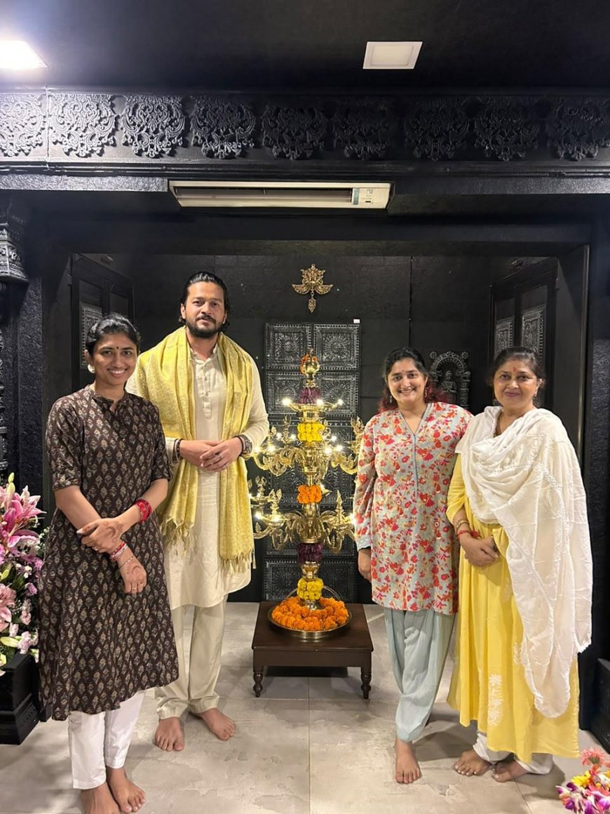 खासदार संजय दिना पाटील यांच्या निवासस्थानी आमदार अनिकेत तटकरे व अक्कलकोट नरेश मालोजीराजे भोसले यांचे गणराय दर्शन