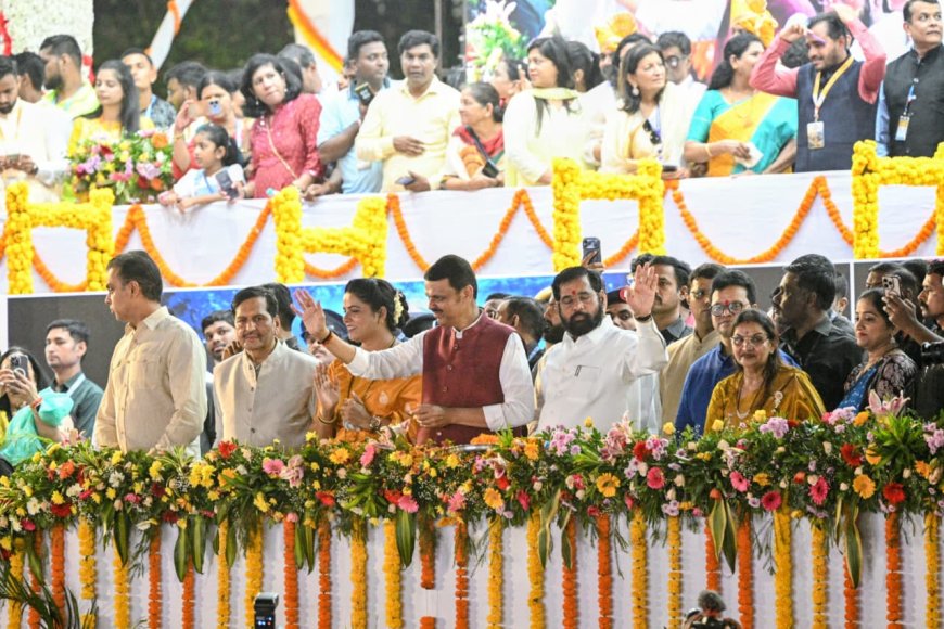 गिरगाव चौपाटीवर गणरायाला मान्यवरांकडून पुष्पवृष्टी; ‘कुबुद्धीचे विसर्जन होऊन सर्वांना सुबुद्धी येवो’ – मुख्यमंत्री देवेंद्र फडणवीस